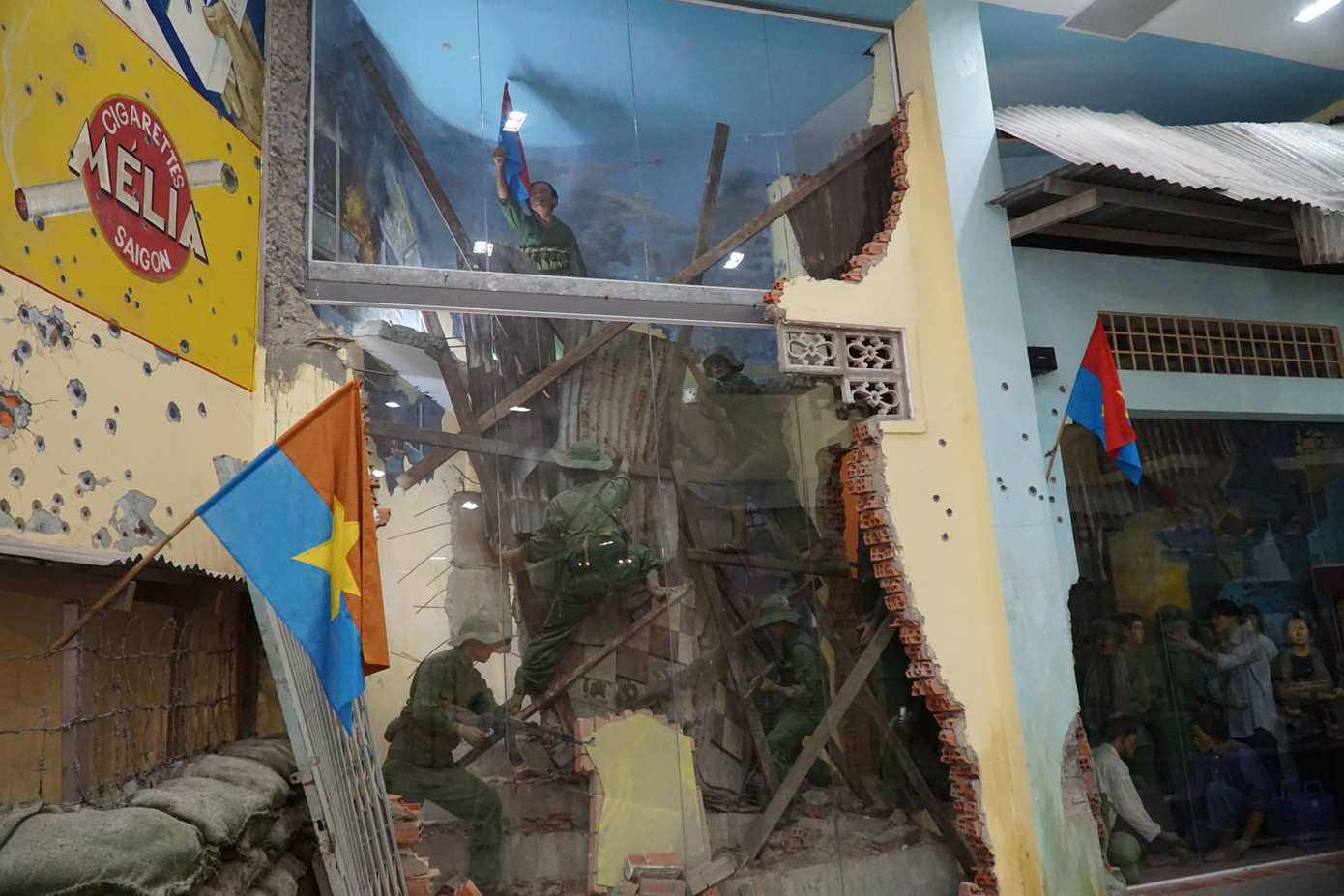 Quân Giải phóng cắm cờ tại đường Minh Phụng (quận 11)