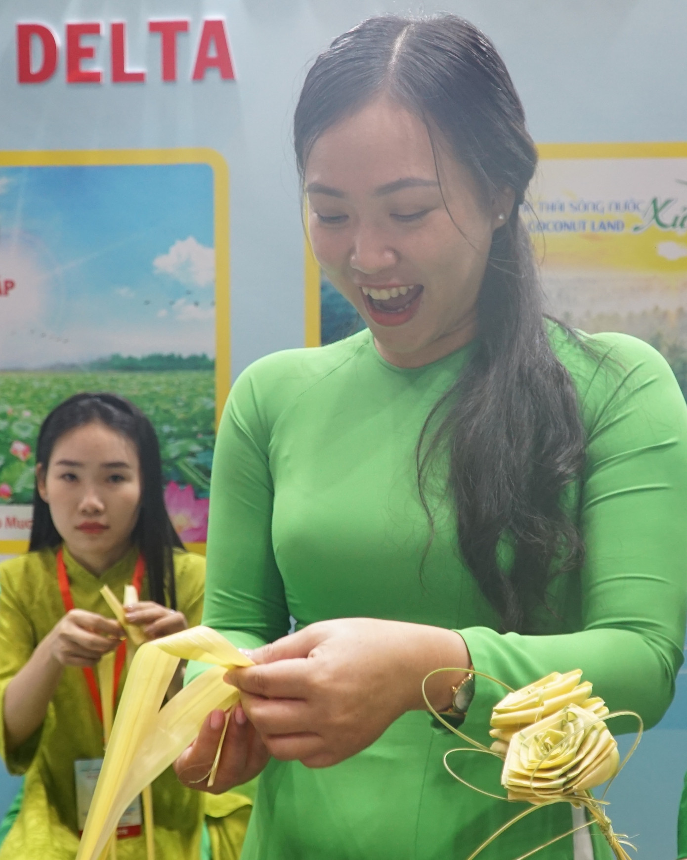 Cô gái Đồng bằng sông Cửu Long đang tập tết lá dứa
