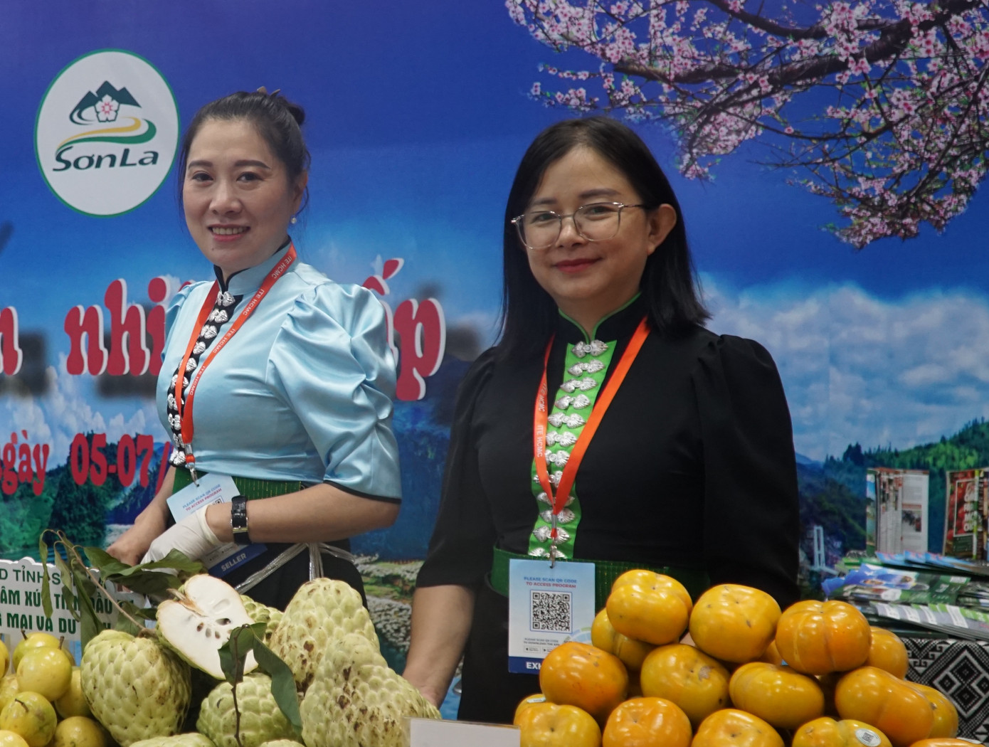 2 cô gái Sơn La đang giới thiệu đặc sản vùng núi Tây Bắc