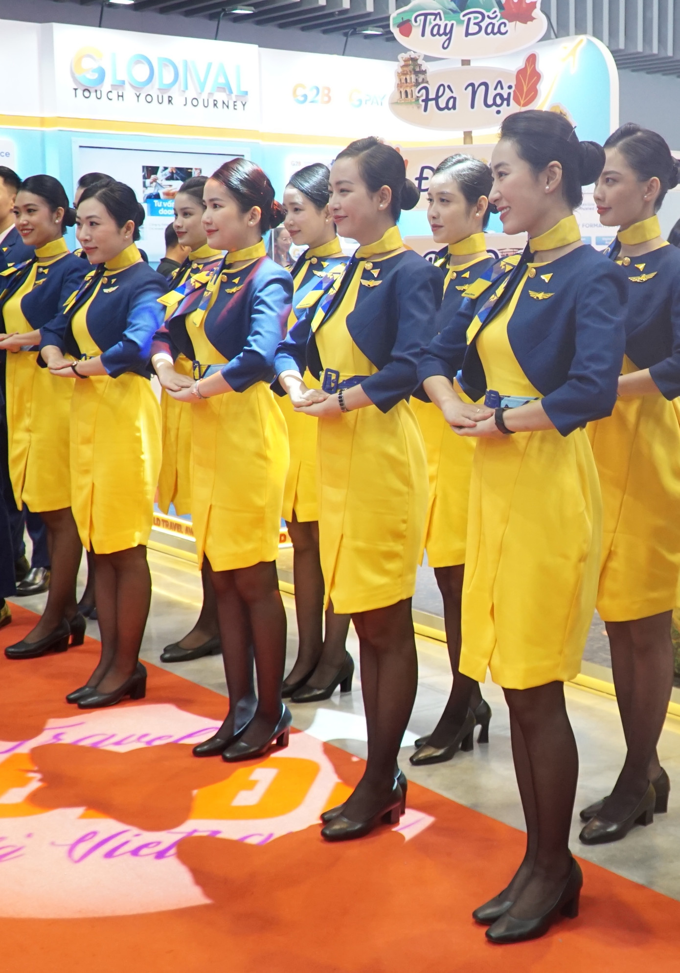 Các cô gái Vietravel đang đón chào khách hàng