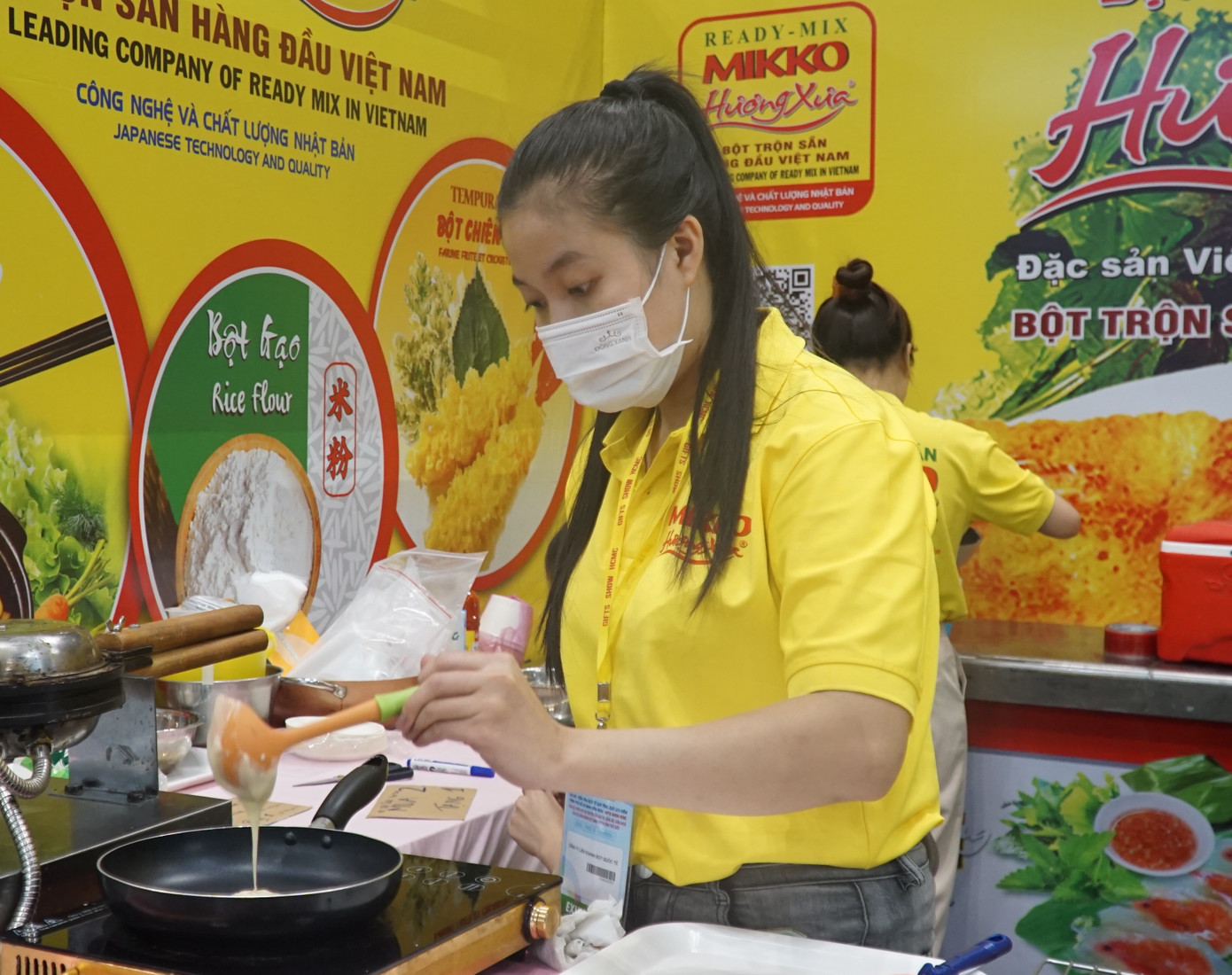 Cô gái miền Tây đổ bánh xèo