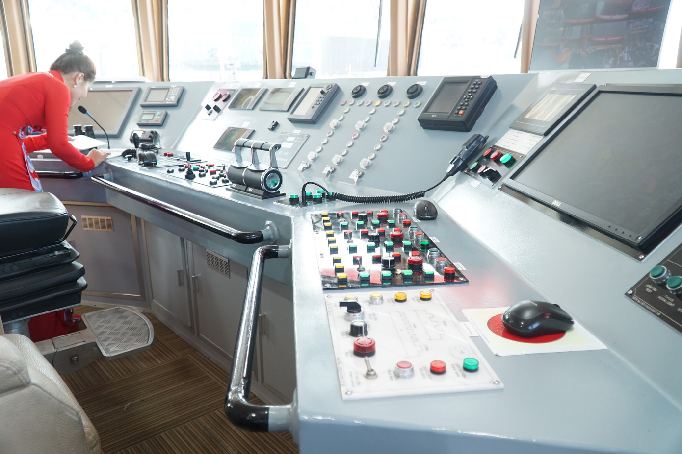 Buồng lái với các trang thiết bị hiện đại Buồng lái với các trang thiết bị hiện đại