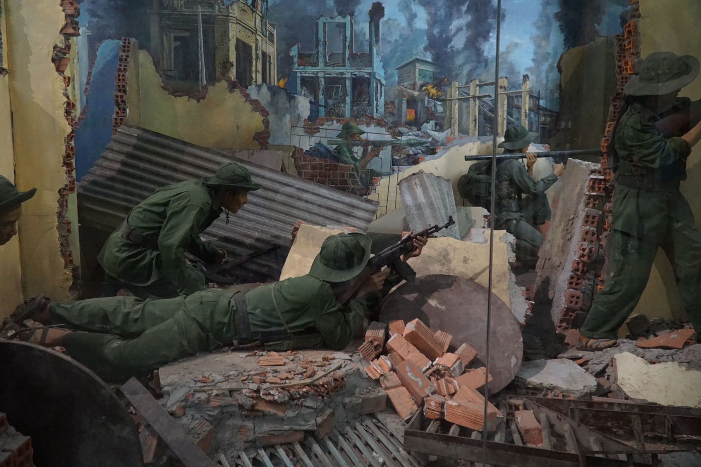 Các chiến sĩ quân Giải Phóng đang chiến đấu căng thẳng