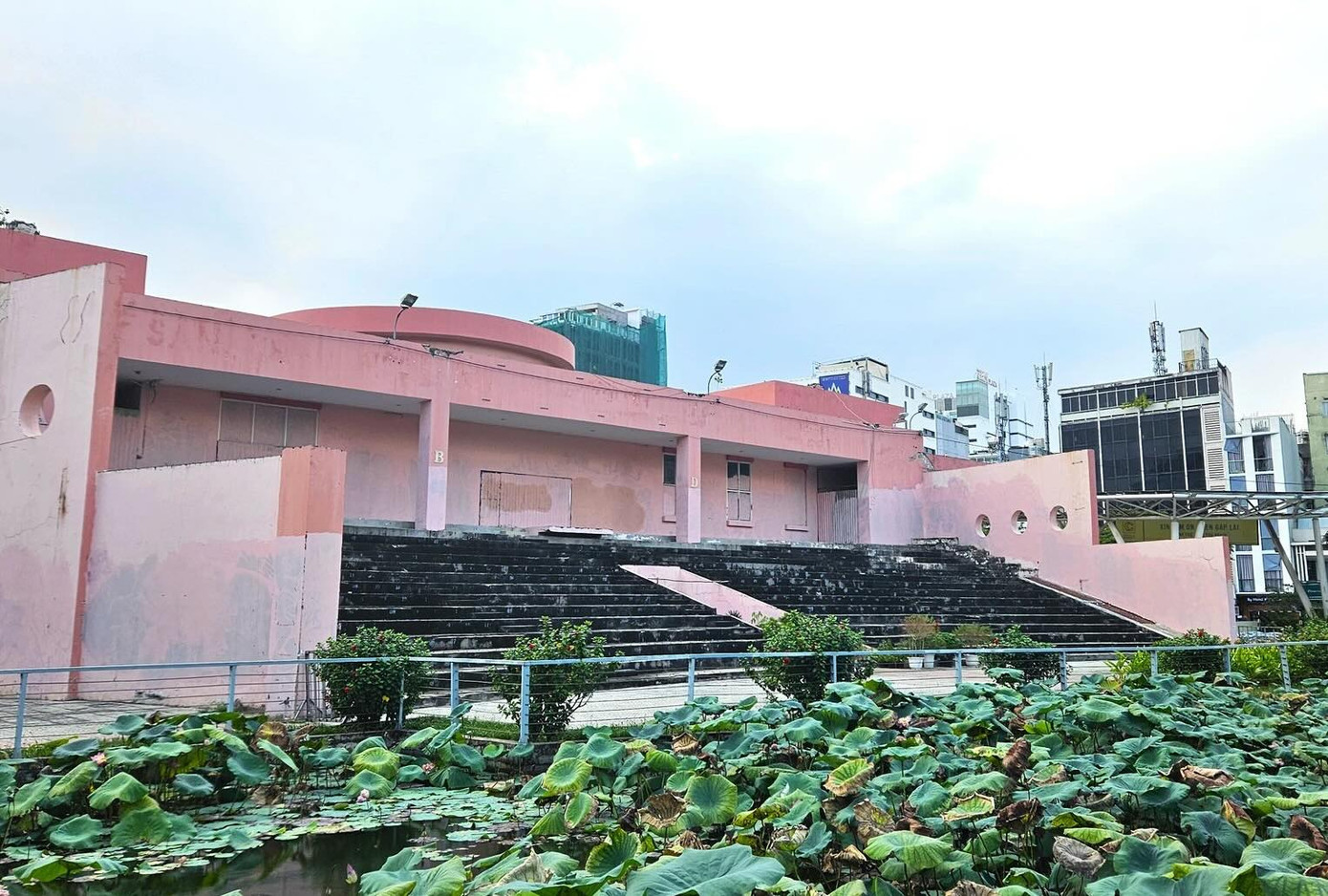 Sân khấu Sen Hồng hiện tại.