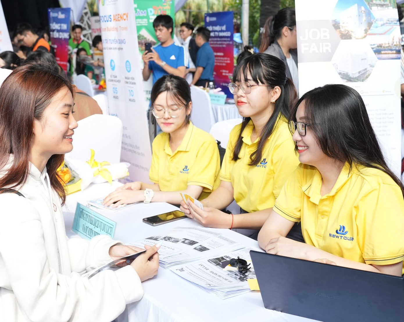 Sinh viên ngành du lịch tìm cơ hội việc làm tại ngày hội du lịch.