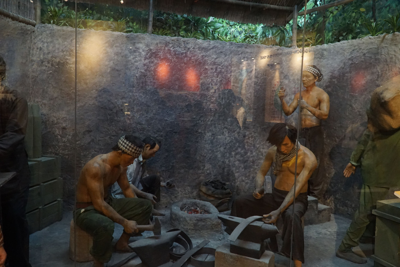 Du kích rèn vũ khí chuẩn bị cho cuộc Tổng tiến công Mậu Thân