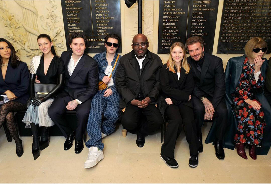 Hai nhân vật quyền lực của ngành thời trang thế giới là Tổng biên tập Vogue Mỹ Anna Wintour (trái) và Tổng biên tập Vogue Anh Edward Enninful (giữa) ngồi ở hàng ghế đầu cùng gia đình Beckham để xem show. Nữ diễn viên Eva Longoria (phải) cũng có mặt. Ảnh: IG.