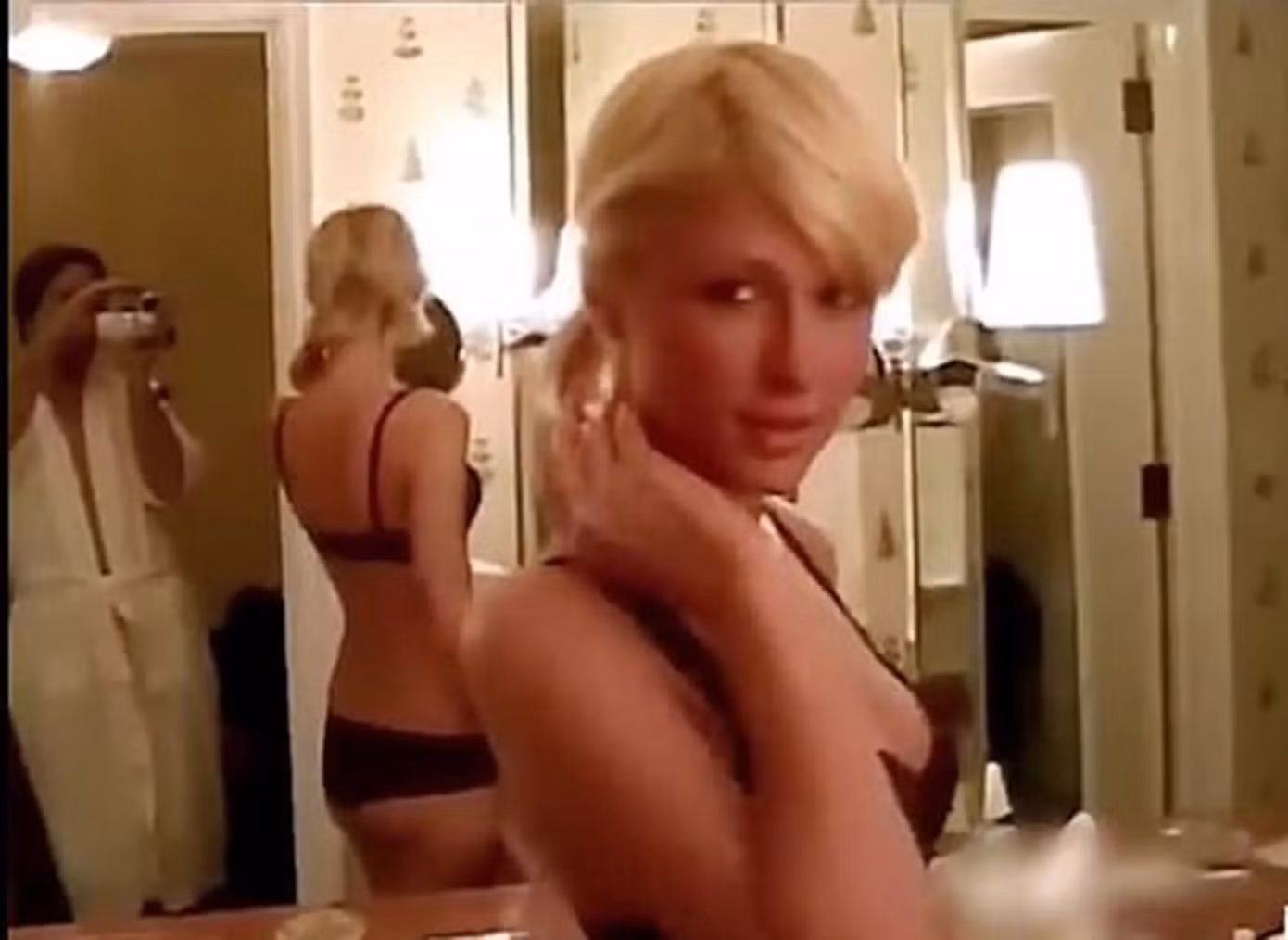 Paris Hilton kể chuyện bị bạn trai cũ ép quay video "ân ái" khi chưa tròn 20 tuổi. Ảnh: Netflix.