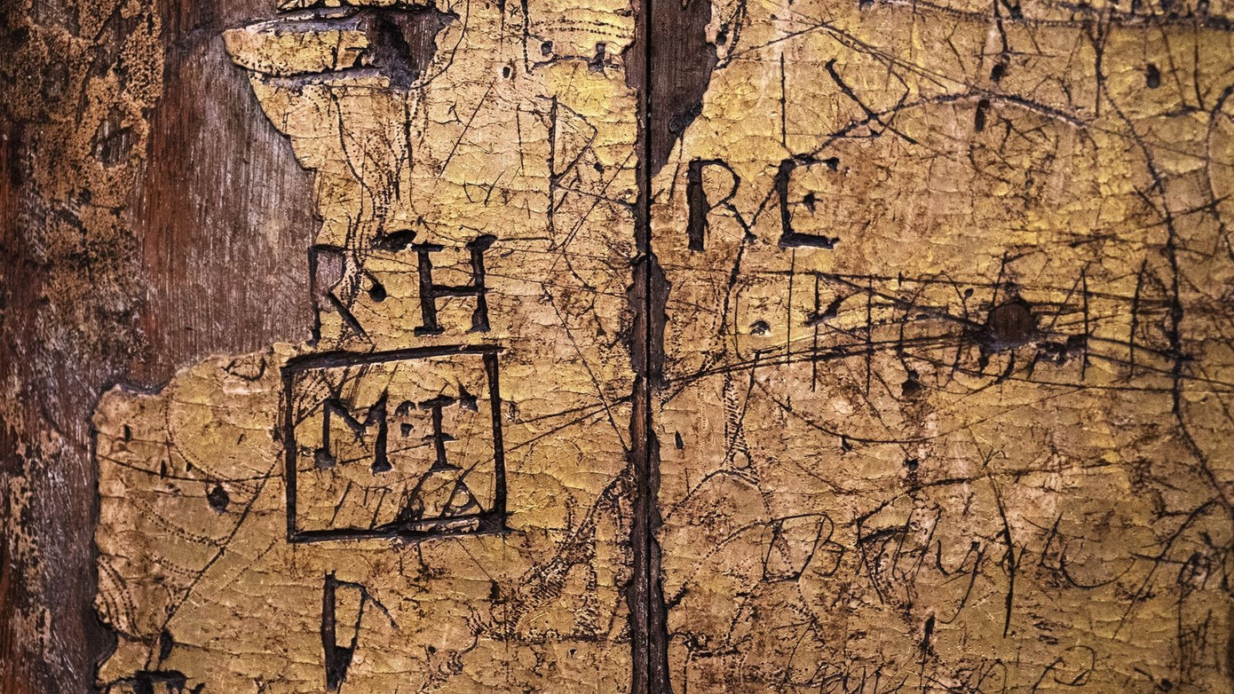 Ngai vàng bị hao mòn theo thời gian và bị viết bậy vào thế kỷ 18 và 19. Ảnh: PA. Ngai vàng bị hao mòn theo thời gian và bị viết bậy vào thế kỷ 18 và 19. Ảnh: PA.