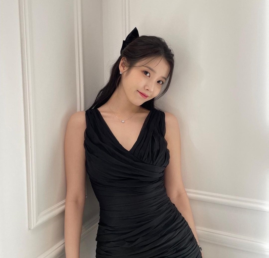 IU tăng 3 hạng, giữ vị trí thứ 8 trong bảng xếp hạng nhan sắc. Cô nhận được 39.181 phiếu bầu. Ngoài sự nghiệp ca hát vững chắc, cô hiện là cái tên nhận được nhiều sự chú ý với chuyện tình bất ngờ cùng tài tử Lee Jong Suk. Ảnh: IG.