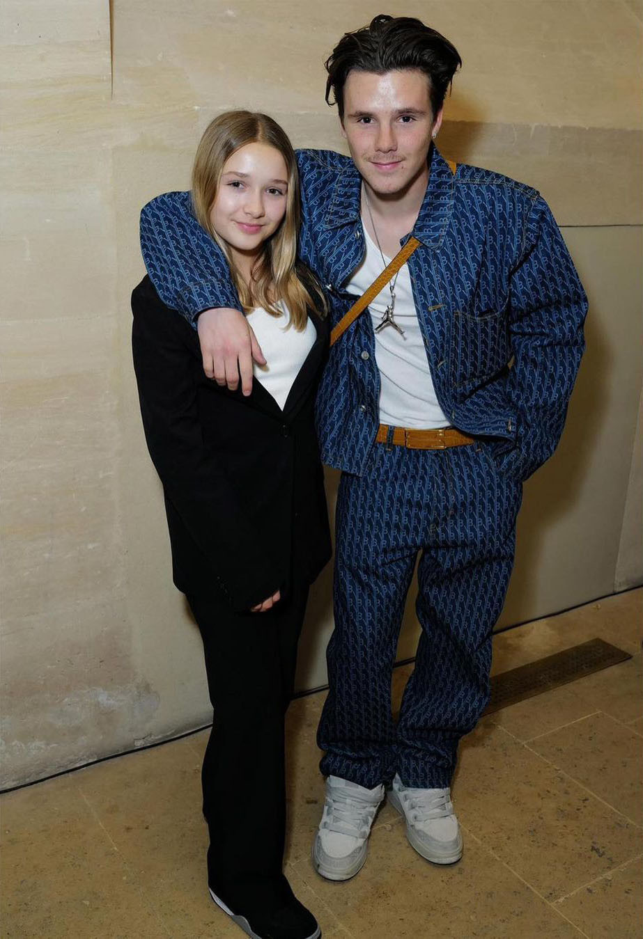 Cruz Beckham khác biệt hơn các thành viên còn lại trong gia đình khi lựa chọn phong cách bụi bặm, thể thao và có chút playboy. Quần và áo khoác của Cruz được trang trí bằng chữ VB, viết tắt của Victoria Beckham. Ảnh: IG.