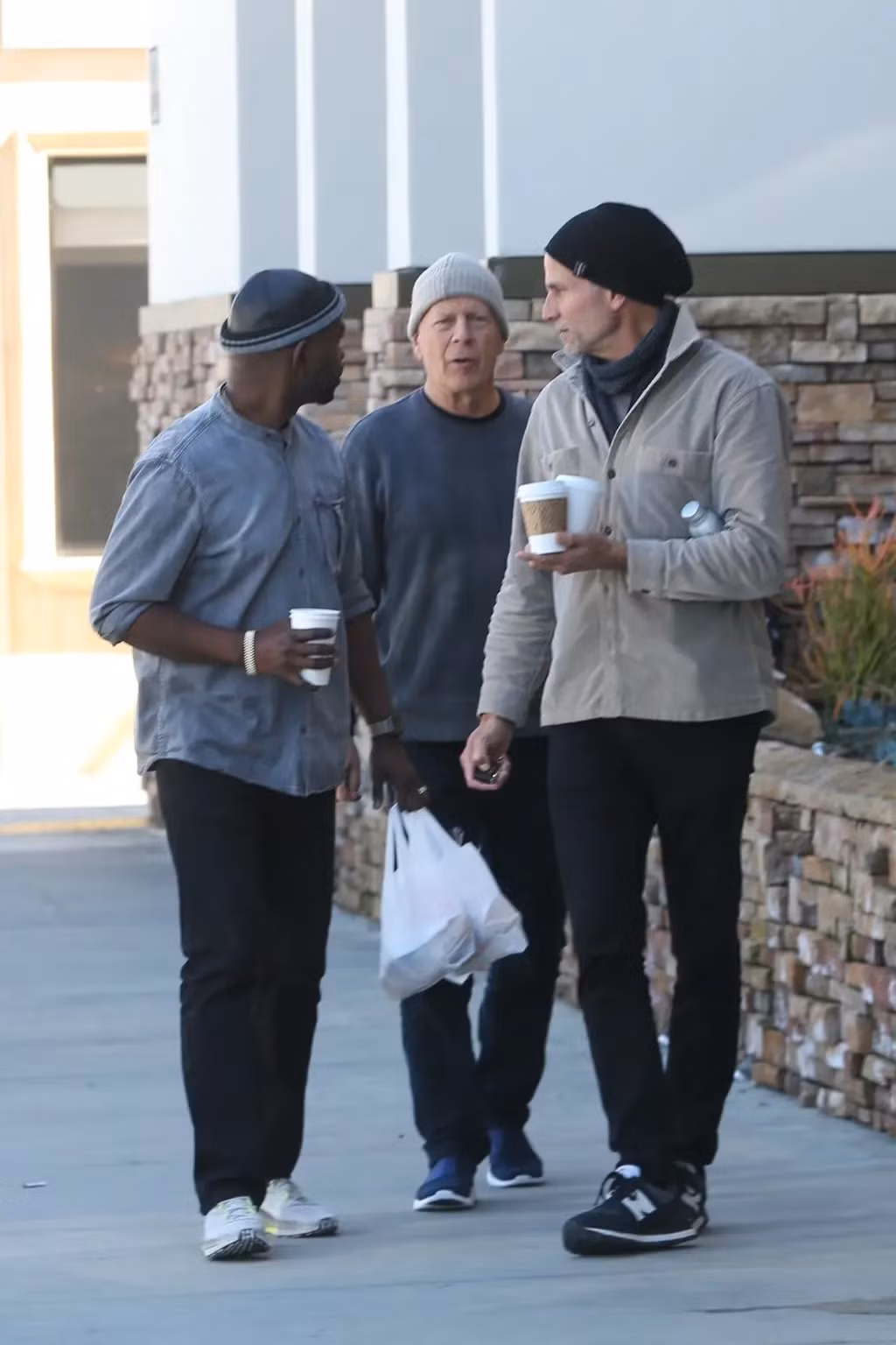 Bruce Willis lần đầu lộ diện sau khi gia đình thông báo về chứng mất trí nhớ. Ảnh: BackGrid.