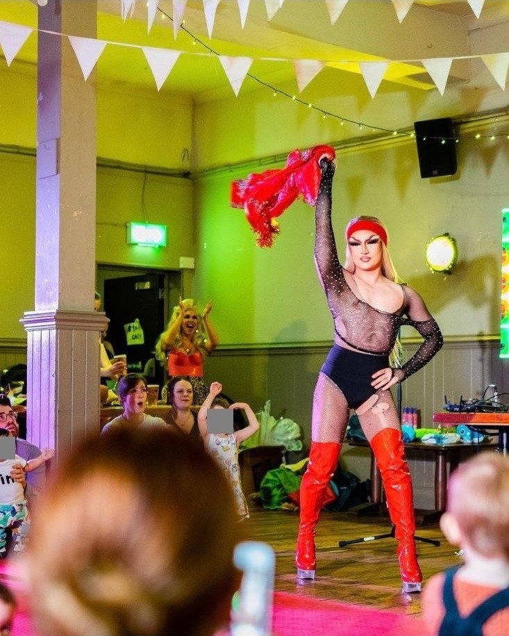 Cộng đồng mạng kêu gọi tẩy chay CabaBabaRave vì tổ chức các buổi biểu diễn không phù hợp với trẻ nhỏ. Ảnh: Twitter.