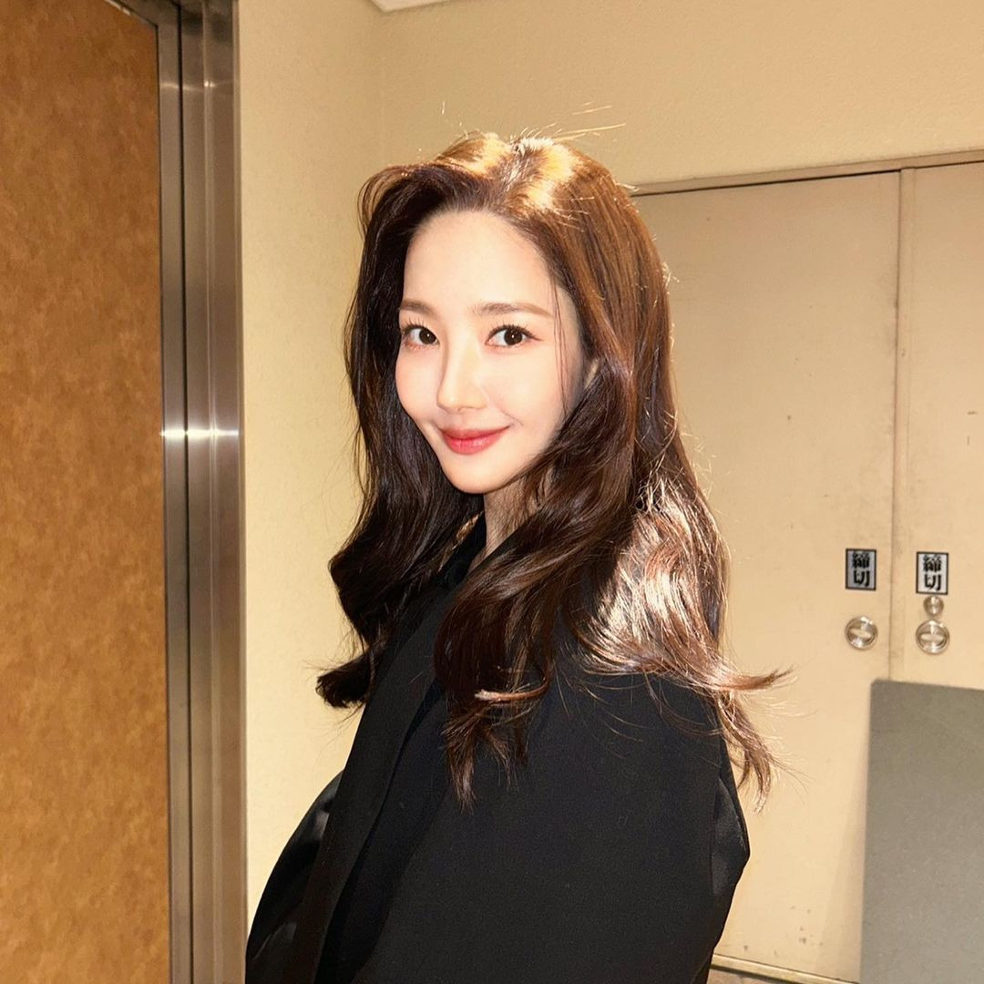 Park Min Young giữ vững phong độ với hạng 13 (7.038 phiếu bầu). Dù đang bị điều tra và cấm xuất cảnh, danh tiếng của &quot;thư ký Kim&quot; trong lòng người hâm mộ vẫn ổn định. Ảnh: IG.