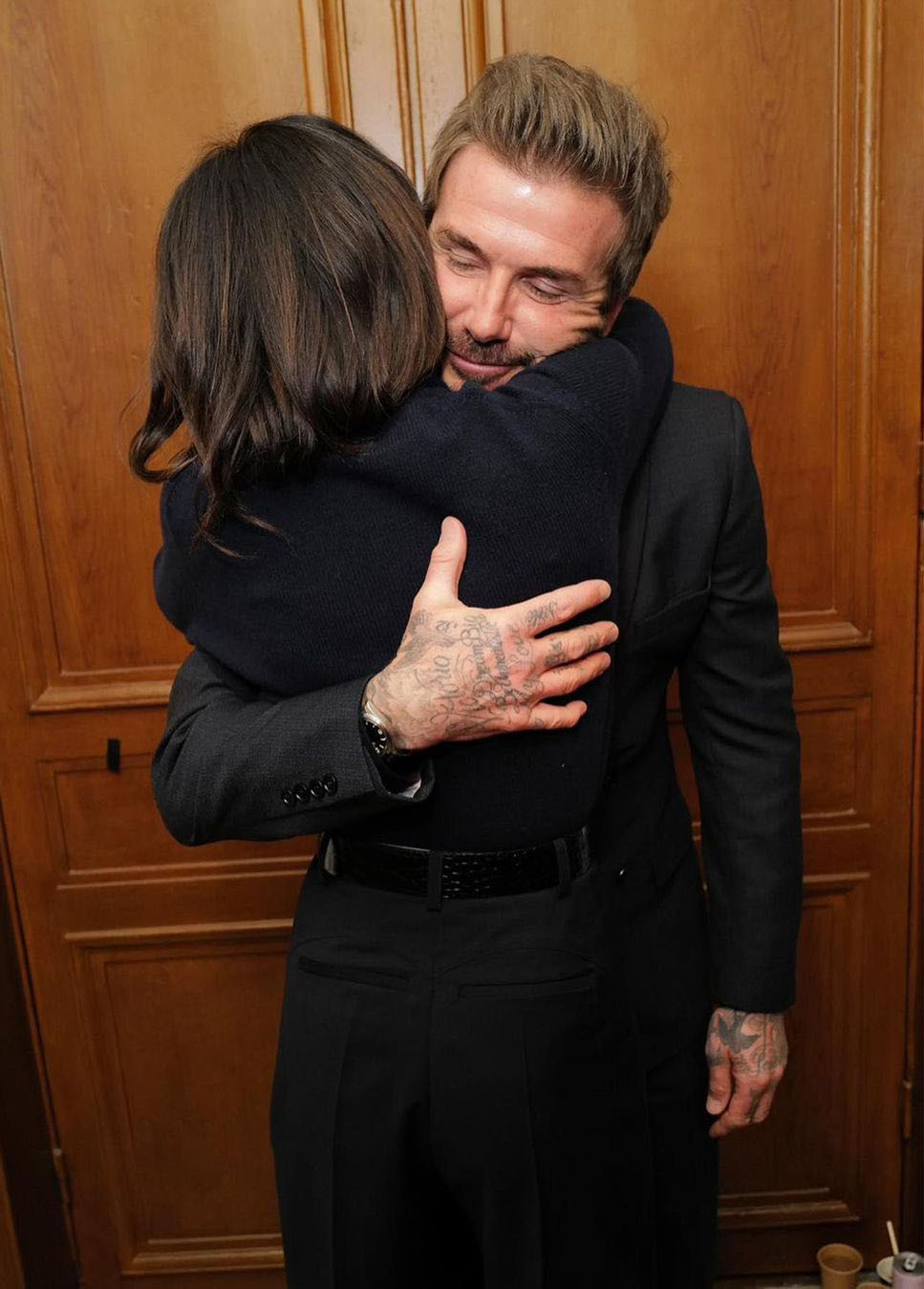 Cựu ca sĩ trao cho người chồng hơn 20 năm cái ôm tình cảm. Ảnh: IG.