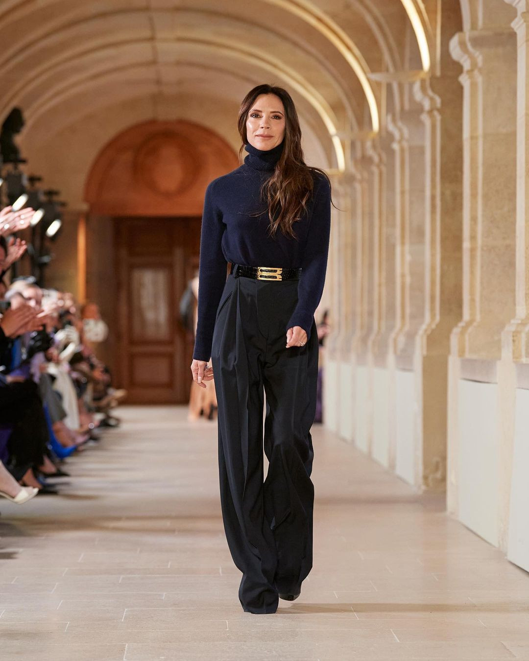 Đây là lần thứ hai cựu thành viên Spice Girls góp mặt tại Tuần lễ Thời trang Paris. Thương hiệu thời trang của bà mẹ 4 con hướng tới sự thanh lịch, đơn giản mà tinh tế. Dù kinh doanh thua lỗ nhiều năm, Victoria vẫn kiên trì với đam mê. Ảnh: IG.