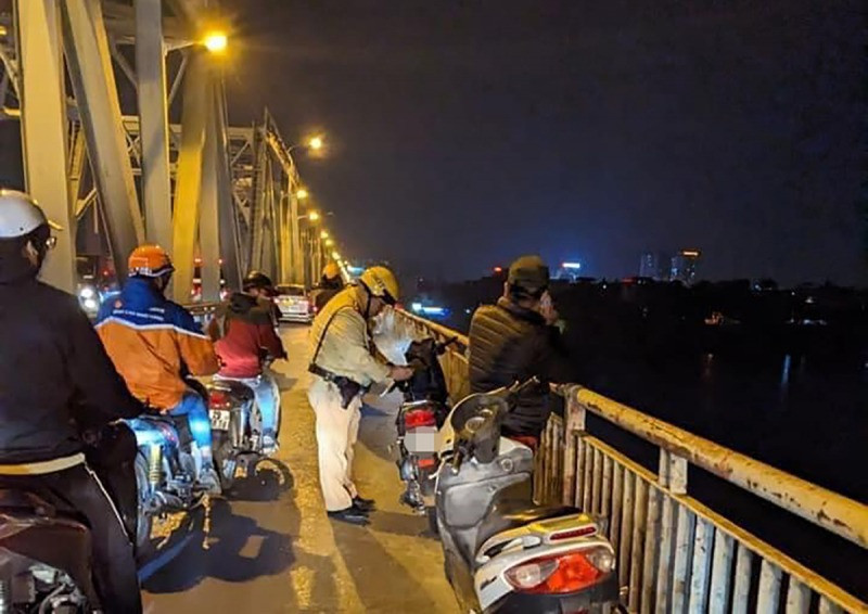 Hiện trường vụ nhảy cầu tự tử. Ảnh: CAND. Hiện trường vụ nhảy cầu tự tử. Ảnh: CAND.