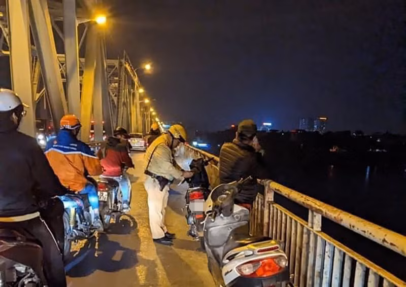 Hiện trường vụ nhảy cầu tự tử. Ảnh: CAND.