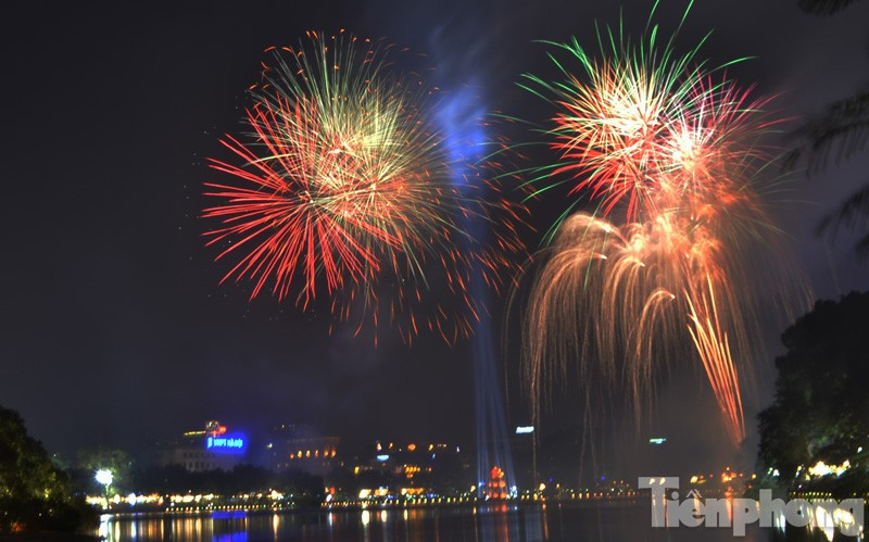 Các địa phương căn cứ vào khả năng, điều kiện, tình hình thực tiễn để quyết định việc tổ chức bắn pháo hoa chào mừng năm mới. Ảnh minh họa: Thanh Hà. Các địa phương căn cứ vào khả năng, điều kiện, tình hình thực tiễn để quyết định việc tổ chức bắn pháo hoa chào mừng năm mới. Ảnh minh họa: Thanh Hà.