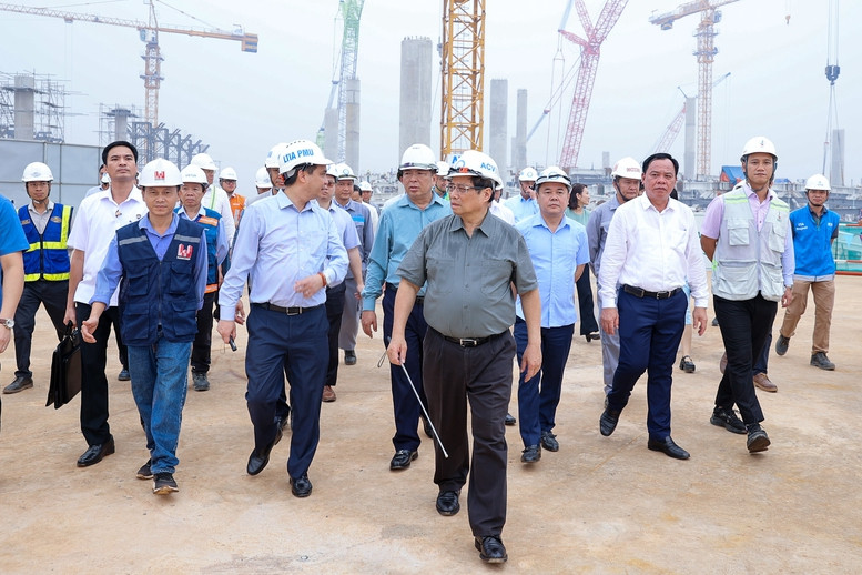 Thủ tướng Phạm Minh Chính thị sát dự án sân bay Long Thành và đường cao tốc Biên Hòa - Vũng Tàu sáng 3/12. Ảnh: VGP. Thủ tướng Phạm Minh Chính thị sát dự án sân bay Long Thành và đường cao tốc Biên Hòa - Vũng Tàu sáng 3/12. Ảnh: VGP.