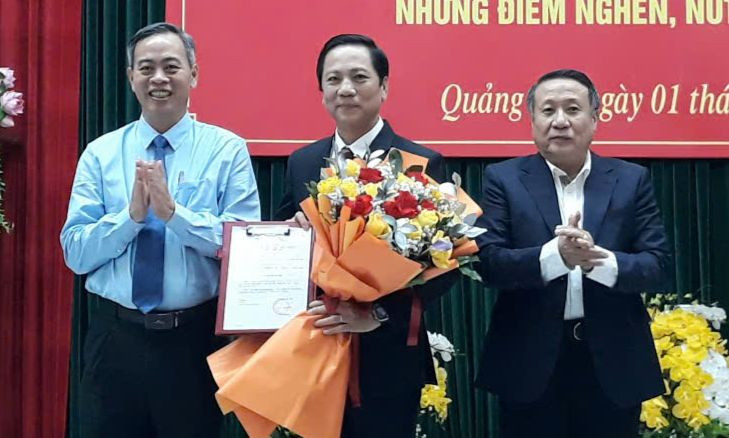 Phó Bí thư Thường trực Tỉnh ủy, Chủ tịch HĐND tỉnh Quảng Trị Nguyễn Đăng Quang; Quyền Chủ tịch UBND tỉnh Quảng Trị Hà Sỹ Đồng tặng hoa chúc mừng và trao quyết định của Ban Bí thư Trung ương Đảng cho ông Hoàng Nam. Phó Bí thư Thường trực Tỉnh ủy, Chủ tịch HĐND tỉnh Quảng Trị Nguyễn Đăng Quang; Quyền Chủ tịch UBND tỉnh Quảng Trị Hà Sỹ Đồng tặng hoa chúc mừng và trao quyết định của Ban Bí thư Trung ương Đảng cho ông Hoàng Nam.