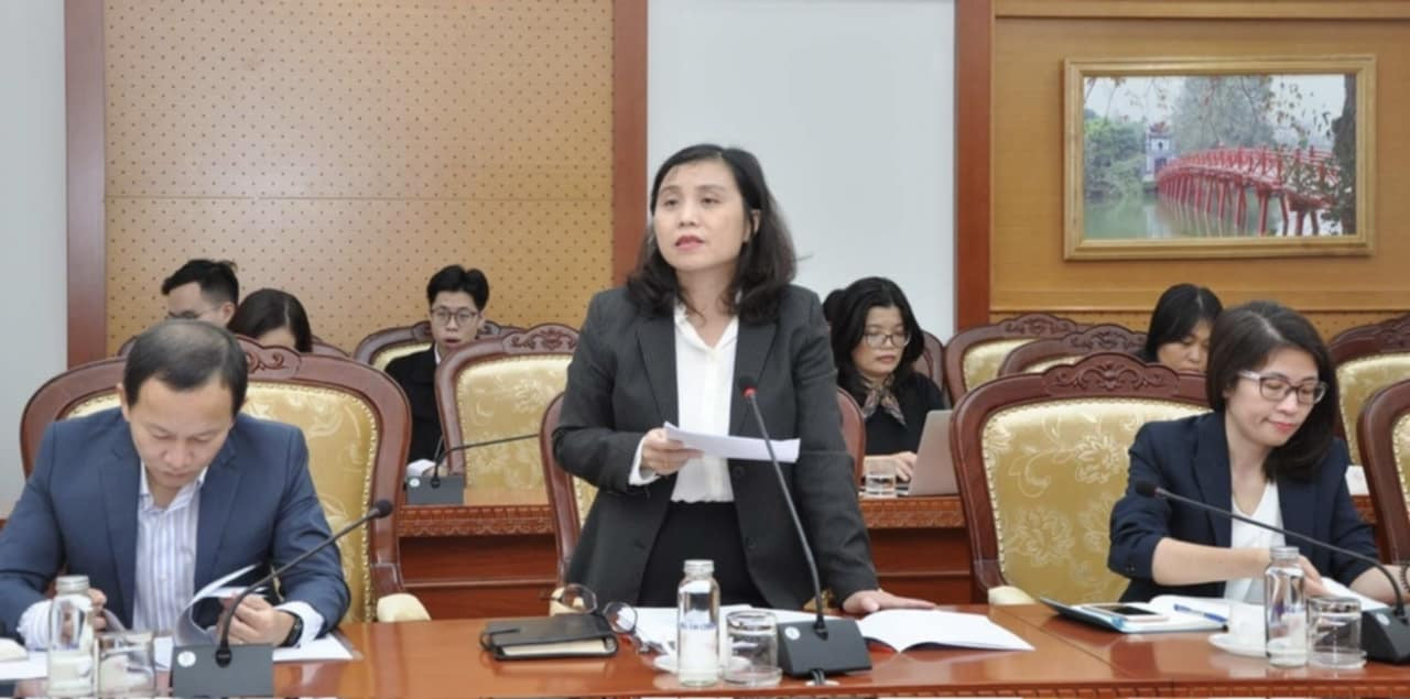 Đại diện Bộ Tài chính báo cáo tiến độ giải ngân vốn đầu tư công. Ảnh: Quyền Thành. Đại diện Bộ Tài chính báo cáo tiến độ giải ngân vốn đầu tư công. Ảnh: Quyền Thành.