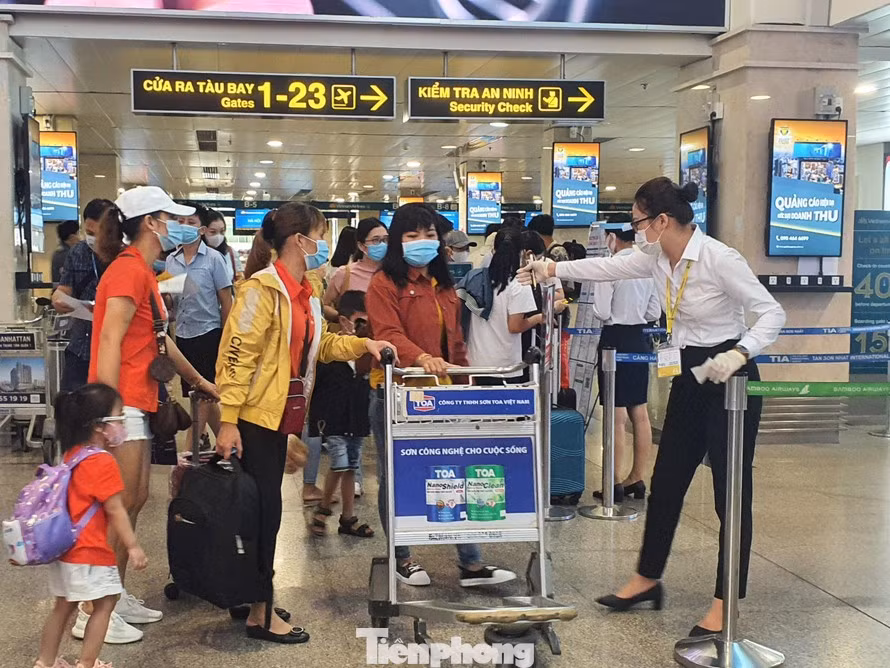 Theo Cục Hàng không Việt Nam, nhiều đường bay từ TPHCM đi các địa phương trong giai đoạn bắt đầu kỳ nghỉ Tết Nguyên đán 2025 (từ 21/1 tới 28/1/2025) đã có tỷ lệ đặt chỗ 90-100%. Ảnh minh họa. Theo Cục Hàng không Việt Nam, nhiều đường bay từ TPHCM đi các địa phương trong giai đoạn bắt đầu kỳ nghỉ Tết Nguyên đán 2025 (từ 21/1 tới 28/1/2025) đã có tỷ lệ đặt chỗ 90-100%. Ảnh minh họa.