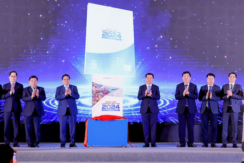 Thủ tướng Phạm Minh Chính và các đại biểu thực hiện nghi thức công bố báo cáo Logistics Việt Nam 2024. Ảnh: VGP. Thủ tướng Phạm Minh Chính và các đại biểu thực hiện nghi thức công bố báo cáo Logistics Việt Nam 2024. Ảnh: VGP.