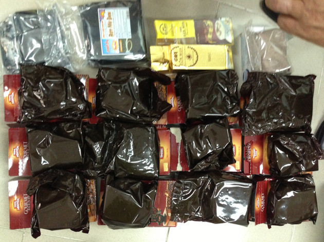 Các gói cà phê bột Trung Nguyên, bột mè đen được trà trộn tiền chất ma túy