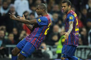 Abidal (trái) và Dani Alves khi còn cùng thi đấu trong màu áo Barcelona. Abidal (trái) và Dani Alves khi còn cùng thi đấu trong màu áo Barcelona