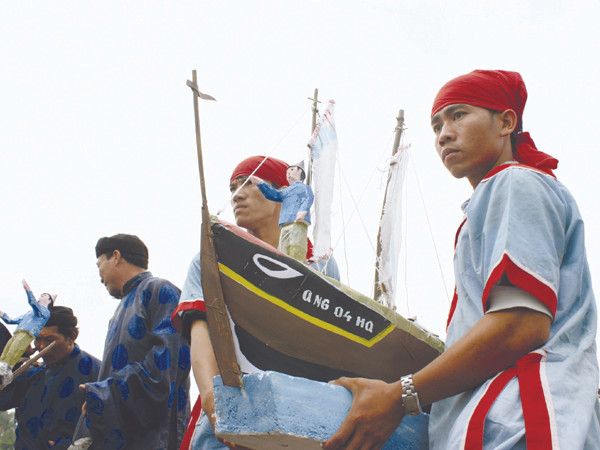 Lễ khao lề thế lính Hoàng Sa trên đảo Lý Sơn . Lễ khao lề thế lính Hoàng Sa trên đảo Lý Sơn