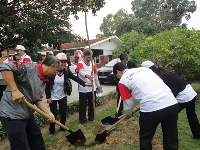 Đại diện lãnh đạo Sở LĐ-TB& XH Hà Nội và Cty Prudential trồng cây tại Làng Trẻ em SOS Hà Nội