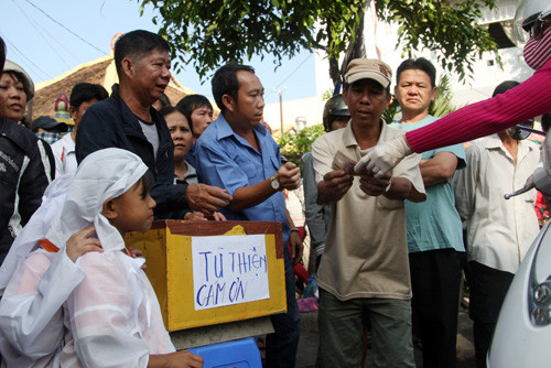 Cũng trong buổi sáng, người nhà các nạn nhân đã tiến hành mai táng cho 4 người thân tại chùa Bửu Hưng Tự, đối diện căn nhà bị cháy. Nhiều người dân đi đường ngang thấy gia cảnh bi thảm của gia đình đã dừng xe lại quyên góp tiền hỗ trợ
