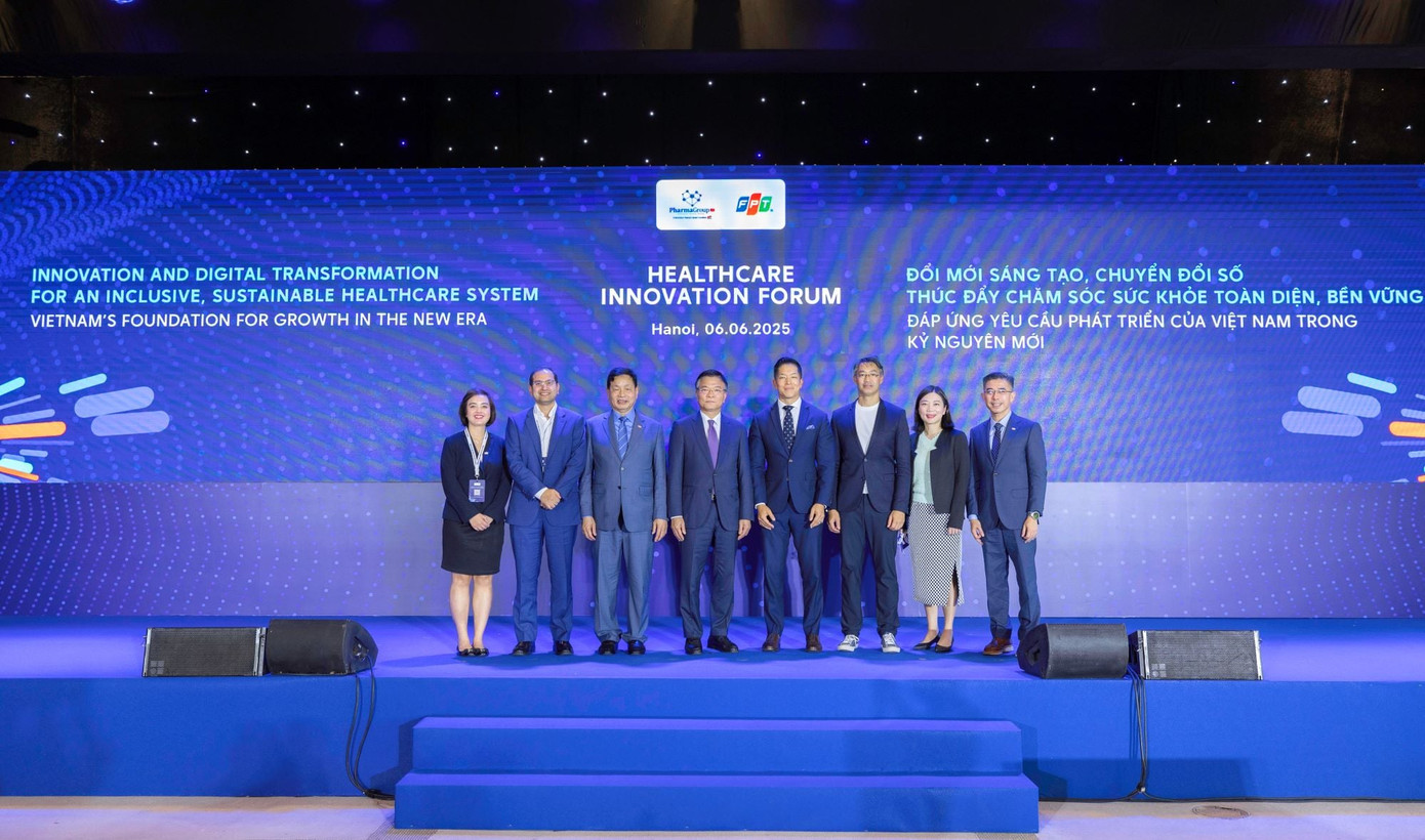 Các đại biểu tham dự diễn đàn chụp ảnh kỉ niệm cùng Phó Thủ tướng Lê Thành Long.