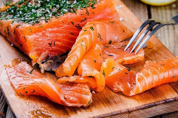 Bệnh nhân ung thư phổi nên tăng cường bổ sung thực phẩm chứa nhiều Omega 3, EPA: Cá hồi, dầu oliu, các loại cá biển sâu, cá da trơn...ăn cá 3 lần/ tuần, hoặc có thể uống bổ sung viên dầu cá 3g/ ngày. Ảnh minh họa: Internet Bệnh nhân ung thư phổi nên tăng cường bổ sung thực phẩm chứa nhiều Omega 3, EPA: Cá hồi, dầu oliu, các loại cá biển sâu, cá da trơn...ăn cá 3 lần/ tuần, hoặc có thể uống bổ sung viên dầu cá 3g/ ngày. Ảnh minh họa: Internet