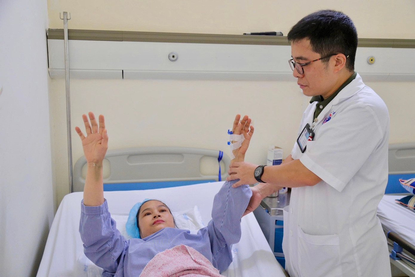 Bệnh nhân T. hồi phục rất tốt sau ca phẫu thuật khối u tủy cổ. Ảnh: Bệnh viện K