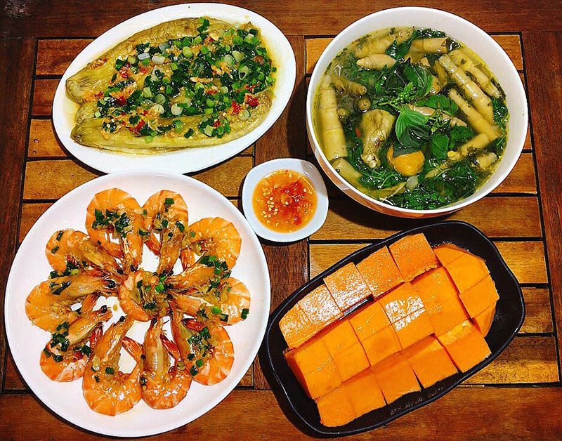 Trong bữa ăn, người bệnh ung thư nên ăn thực phẩm giàu protein trước như: thịt gà, cá, đậu, trứng, rồi sau đó ăn cơm, khoai củ,…tiếp đến là các loại hạt giàu chất béo, quả chín…Ảnh minh họa: Internet Trong bữa ăn, người bệnh ung thư nên ăn thực phẩm giàu protein trước như: thịt gà, cá, đậu, trứng, rồi sau đó ăn cơm, khoai củ,…tiếp đến là các loại hạt giàu chất béo, quả chín…Ảnh minh họa: Internet