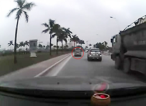 Chiếc Captiva bẻ lái sang phải để vượt Kia Morning (khoanh vòng tròn đỏ)