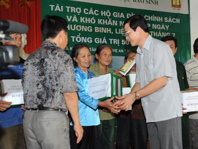 Tặng quà đến tận tay bà con Tân Kỳ