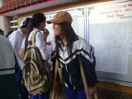 Thí sinh Hoàng Thị Thúy Kiều trước khi vào phòng thi môn đầu tiên.. Thí sinh Hoàng Thị Thúy Kiều trước khi vào phòng thi môn đầu tiên.