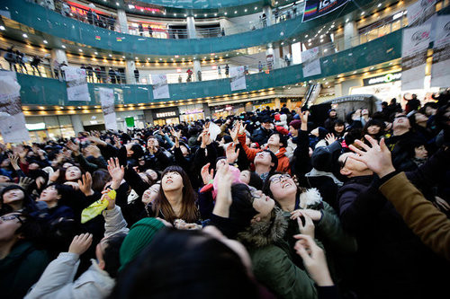 Một cuộc hẹn hò tập thể cho thanh niên độc thân Hàn Quốc tháng 2 năm nay. Ảnh: NYT. Một cuộc hẹn hò tập thể cho thanh niên độc thân Hàn Quốc tháng 2 năm nay. Ảnh: NYT