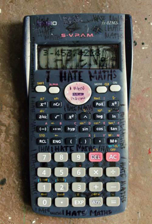 Máy tính là nơi xả stress của thí sinh này khi khắc chi chít dòng chữ: Tôi ghét môn toán. Máy tính là nơi xả stress của thí sinh này khi khắc chi chít dòng chữ: Tôi ghét môn toán