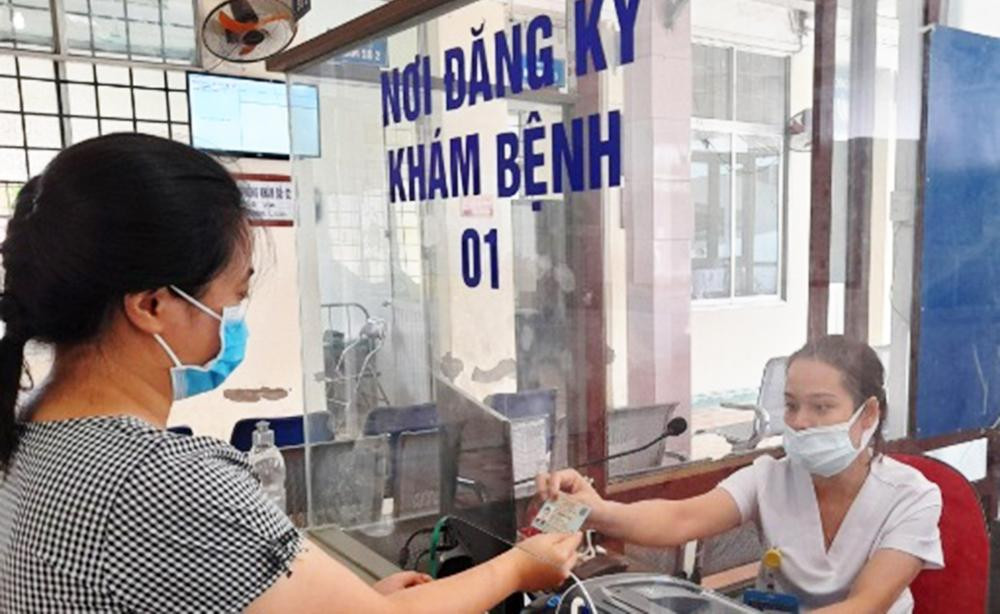 Người dân sử dụng căn cước công dân gắn chíp thay thẻ BHYT khi làm thủ tục khám chữa bệnh BHYT. Người dân sử dụng căn cước công dân gắn chíp thay thẻ BHYT khi làm thủ tục khám chữa bệnh BHYT.