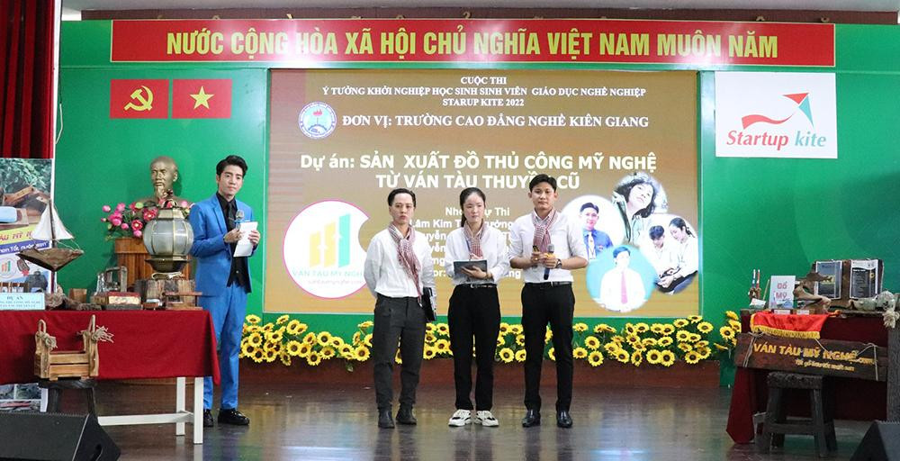 Các sinh viên nghề trình bày về ý tưởng khởi nghiệp, sau đó bảo vệ để tìm nhà đầu tư nhằm hiện thực hoá ý tưởng. Các sinh viên nghề trình bày về ý tưởng khởi nghiệp, sau đó bảo vệ để tìm nhà đầu tư nhằm hiện thực hoá ý tưởng.