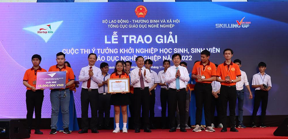 Dự án ‘Máy đo huyết áp qua smartphone’ đoạt giải Nhất ý tưởng khởi nghiệp Startup Kite 2022. Dự án ‘Máy đo huyết áp qua smartphone’ đoạt giải Nhất ý tưởng khởi nghiệp Startup Kite 2022.