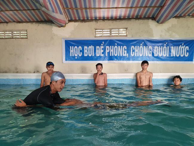 Trẻ không biết bơi, thiếu kỹ năng trong môi trường nước khiến nguy cơ đuối nước tăng.