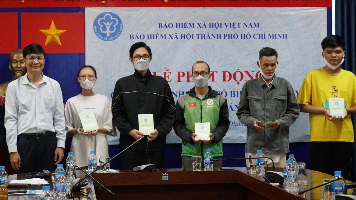 Tặng sổ BHXH, thẻ BHYT cho người có hoàn cảnh khó khăn tại BHXH TPHCM