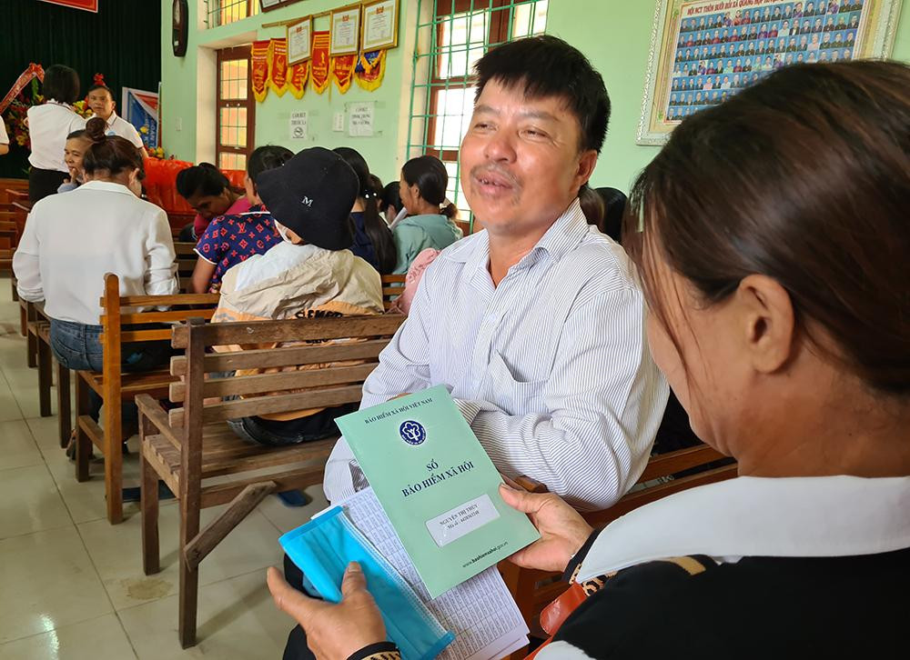 Người lao động tự do tại Quảng Bình vui mừng khi cầm trên tay sổ BHXH khi tham BHXH tự nguyện.