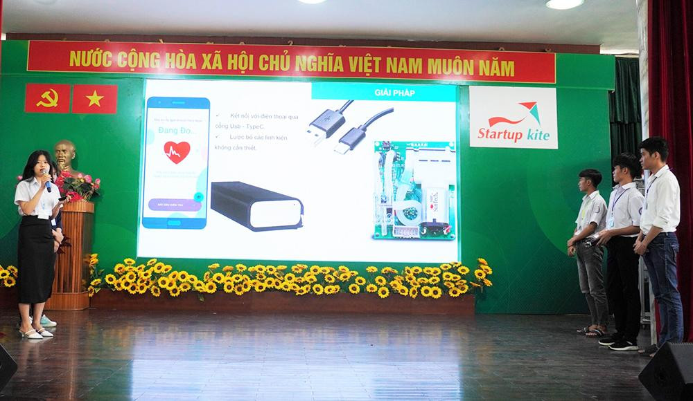 Nhóm tác giả "Máy đo huyết áp qua smartphone - GAC1" thuyết trình trước Ban Giám khảo cuộc thi và kêu gọi vốn đầu tư. Nhóm tác giả "Máy đo huyết áp qua smartphone - GAC1" thuyết trình trước Ban Giám khảo cuộc thi và kêu gọi vốn đầu tư.