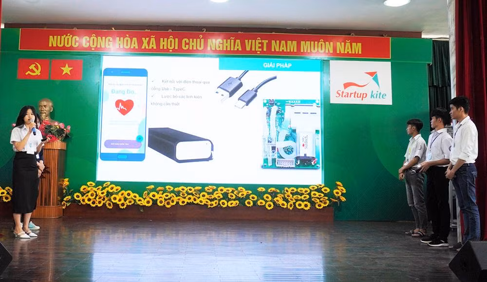Nhóm tác giả "Máy đo huyết áp qua smartphone - GAC1" thuyết trình trước Ban Giám khảo cuộc thi và kêu gọi vốn đầu tư.